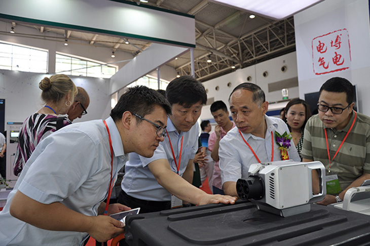 國(guó)網(wǎng)電動(dòng)汽車服務(wù)有限公司副總經(jīng)理賈俊國(guó)、車聯(lián)網(wǎng)運(yùn)行中心主任趙飛等領(lǐng)導(dǎo)參觀博電展位